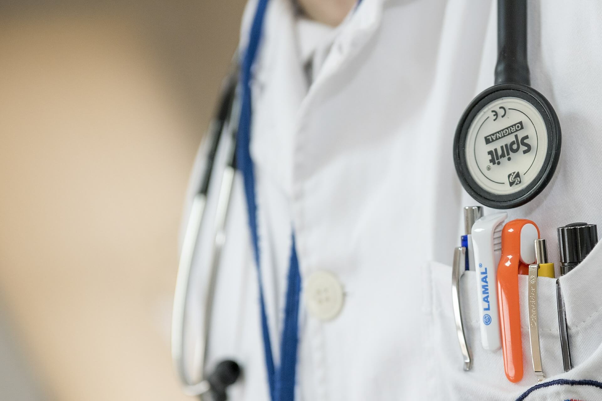 Arzt im Krankenhaus (Pixabay, DarkoStojanovic; lizensiert unter CC0 1.0)